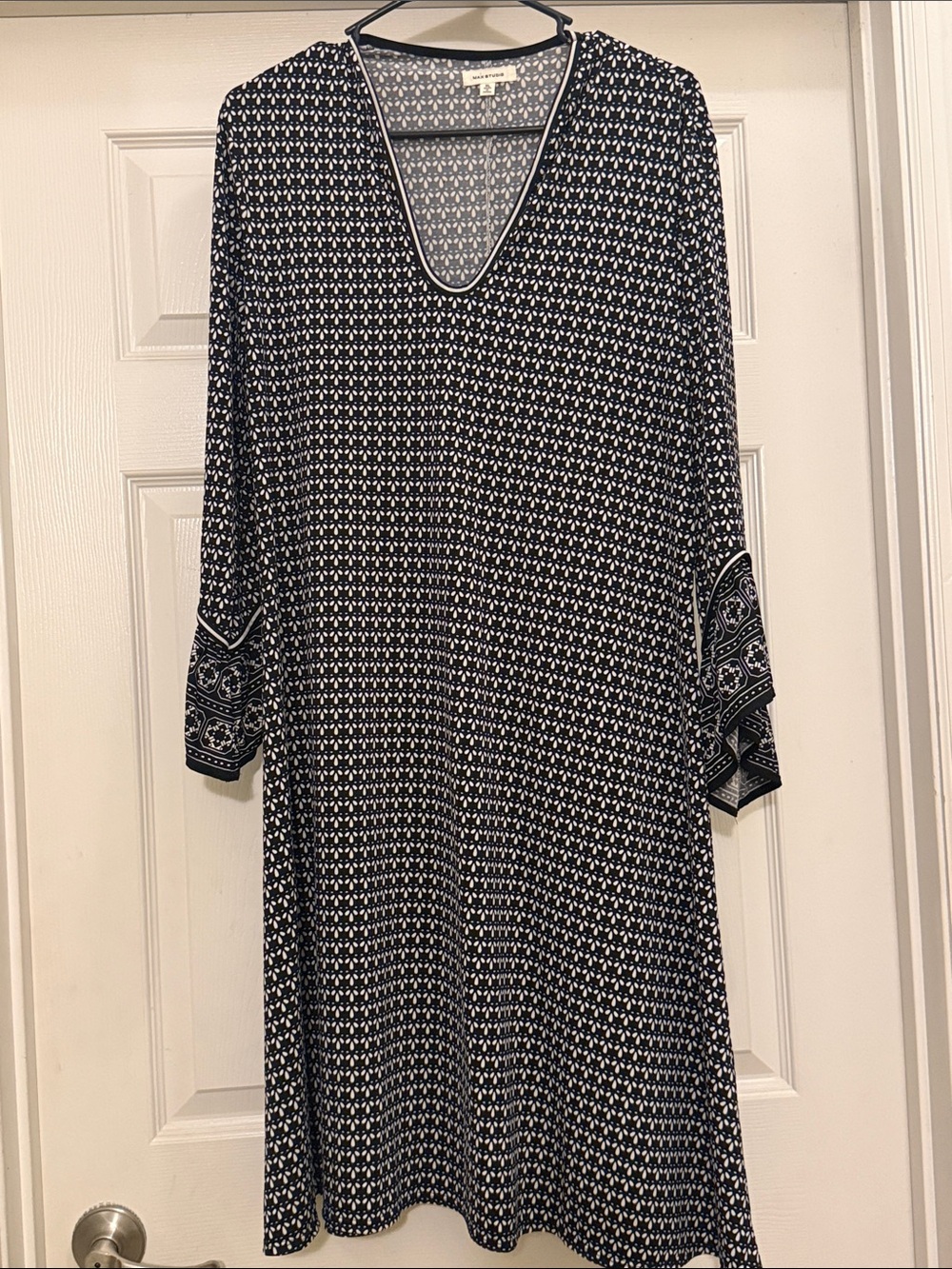 Max Studio Black and White Printed V-Neck Long Sleeve Dress